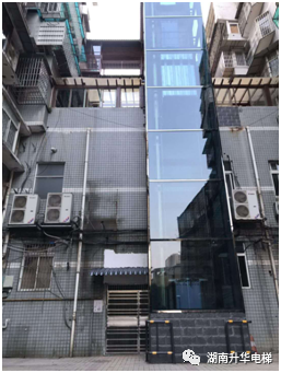 加装电梯惊艳长沙,业主赠旗表谢意！